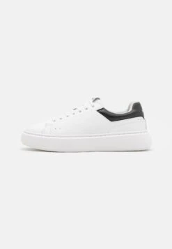 Hugo Allen - Trainers - White