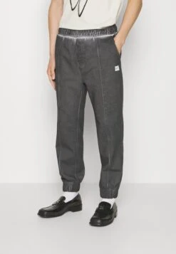 Hugo Dabruzzen - Tracksuit Bottoms - Black