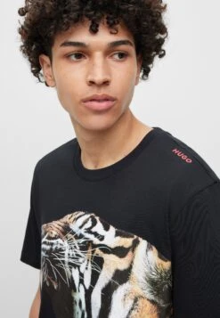 Hugo Digre - Print T-Shirt - Black 10 Hugo Digre - Print T-Shirt - Black -Hugo 67d6ac8d2ae9434eb901881e965e9ed2