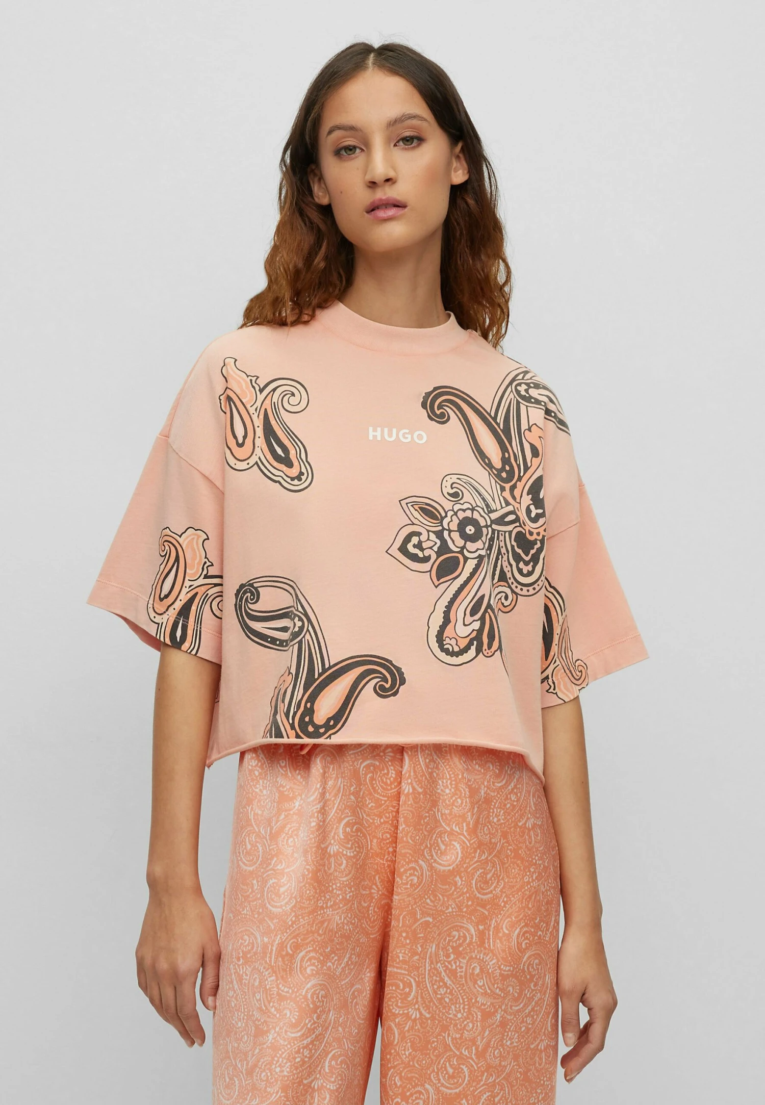 Hugo Cropped - Print T-Shirt - Light Orange 3 Hugo Cropped - Print T-Shirt - Light Orange