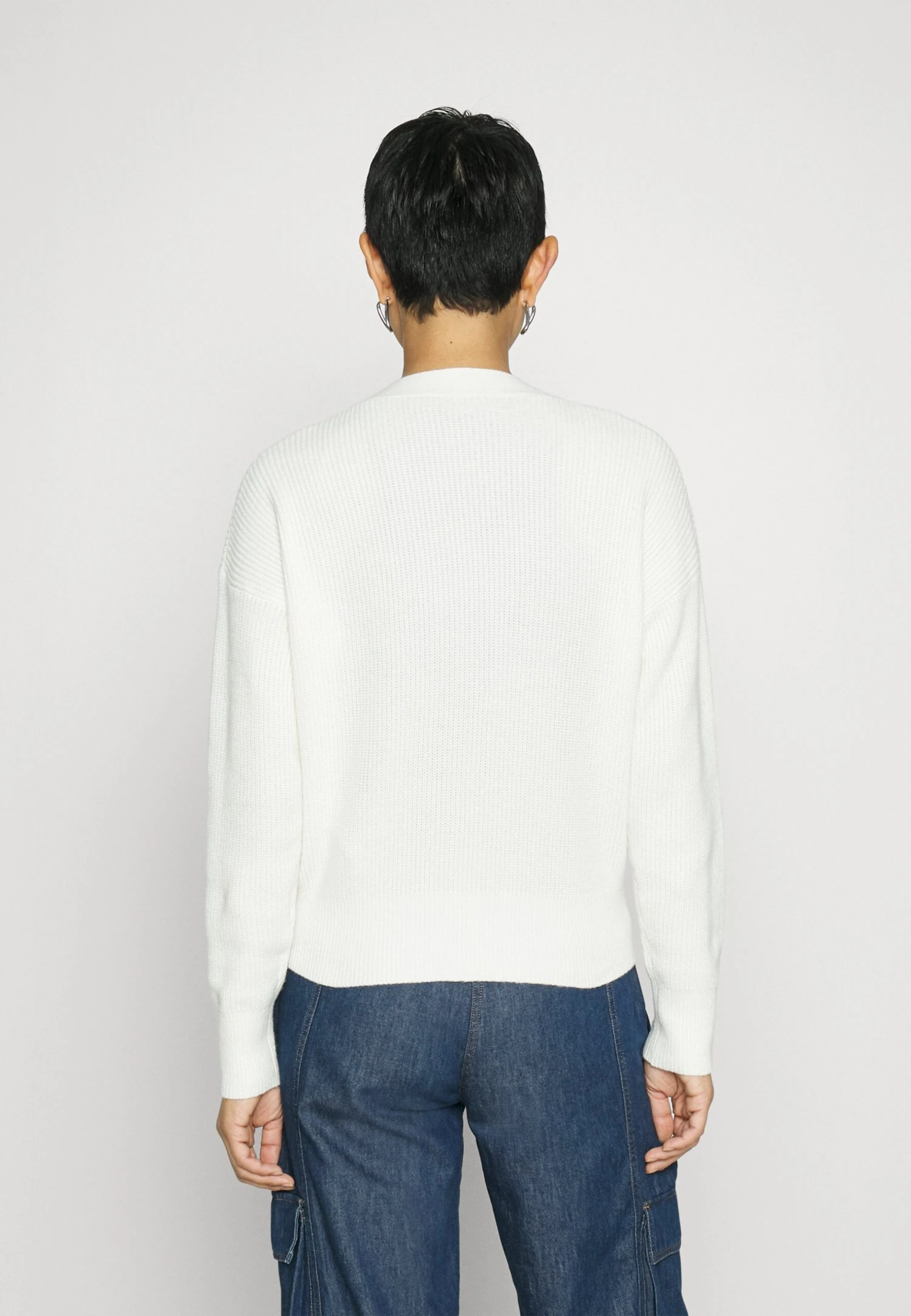 Hugo Shawanna - Jumper 5 Hugo Shawanna - Jumper - Image 3