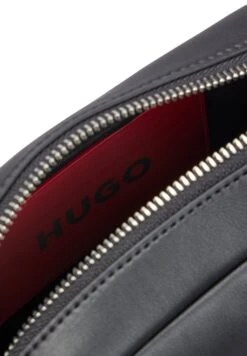 Hugo Mel Crossbody R. N. - Across Body Bag - Black 12 Hugo Mel Crossbody R. N. - Across Body Bag - Black -Hugo e2ff2cd6612647cc9c40d91e86b42fa4
