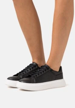 Hugo Allen Tenn - Trainers